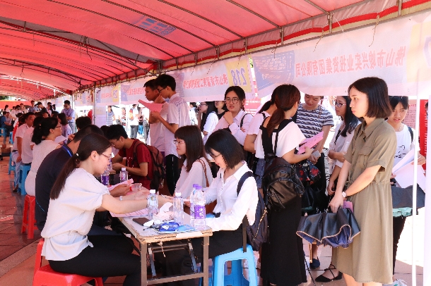 企业与毕业生互动.jpg