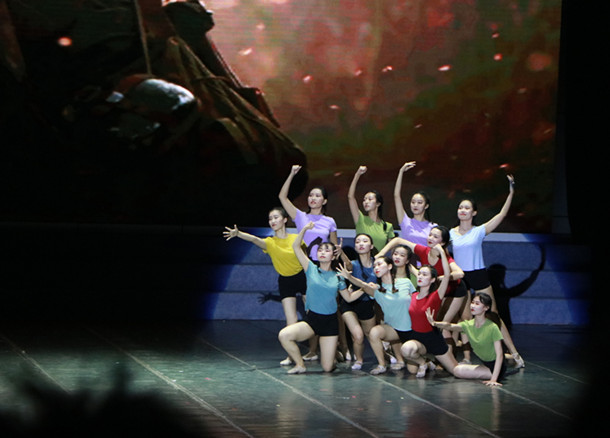 1556620141122580.jpg 舞蹈表演《不负芳华》_副本.jpg