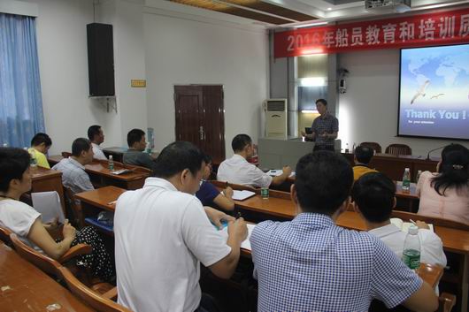 调整大小 与内审员进行专题研讨.jpg