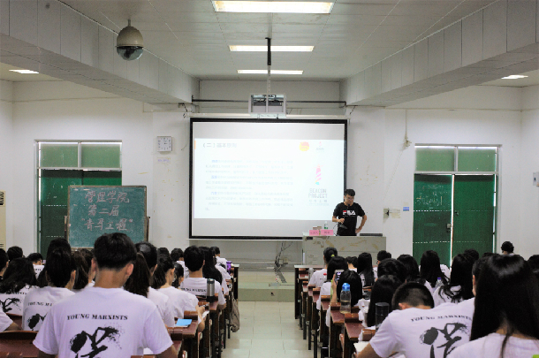 1527651146411685.jpg 简朴老师正在授课.jpg