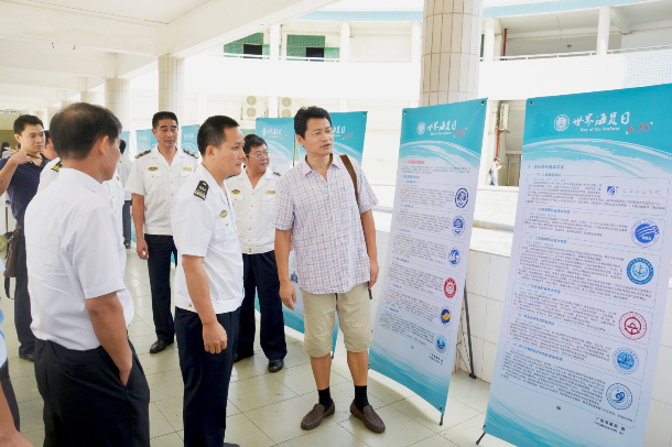 我院领导与海事局领导浏览展牌.jpg