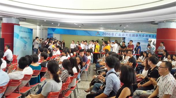 1476626194119314.jpg 2湛江市长参观路演现场.jpg