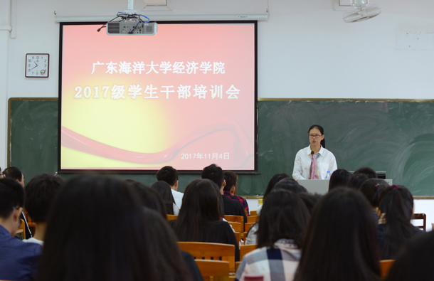 1509952944816312.jpg 复件 辅导员祝敏丹发言.jpg