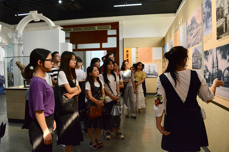 1528937896252811.jpg 学员参观_副本.jpg