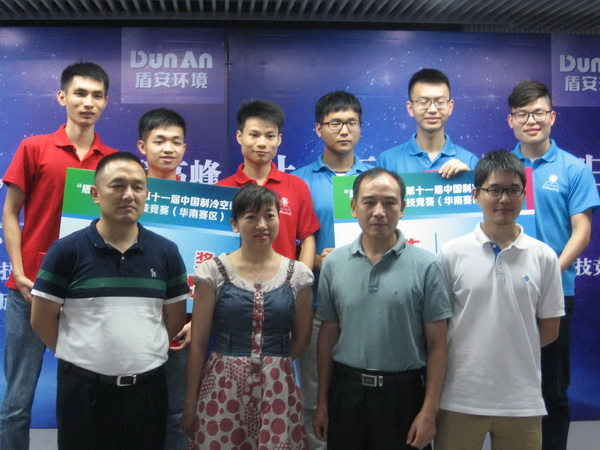 第五届全国制冷空调大赛团队师生与评委合影1.jpg