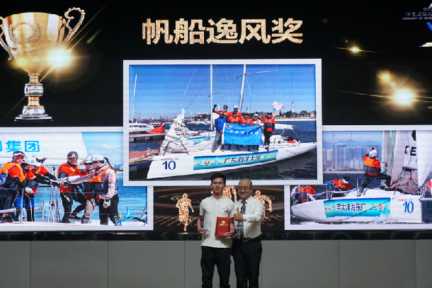 曹卫院长为帆船队颁奖.jpg
