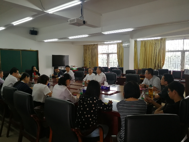 广东沿海经济带发展研究院召开学术交流研讨会照片.jpg