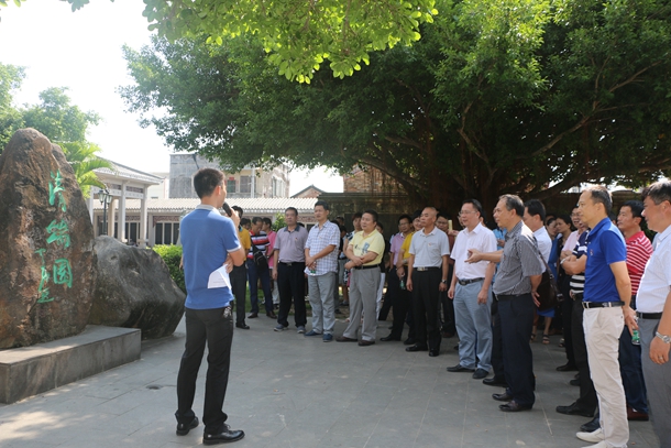 1505978814133884.jpg 参观清端园广场.jpg