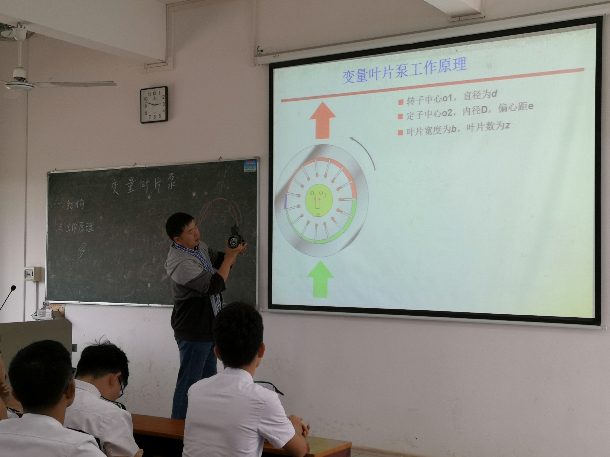 航海学院举行授课观摩活动.jpg