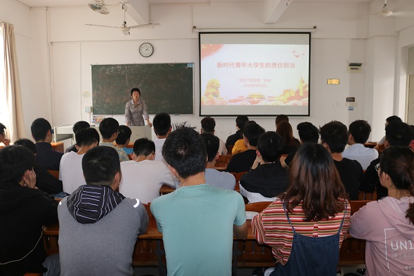 1554366749999628.jpg 邓书记上思政课.jpg