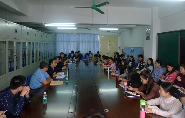 1478763047858613.jpg 研究生座谈会-1.jpg