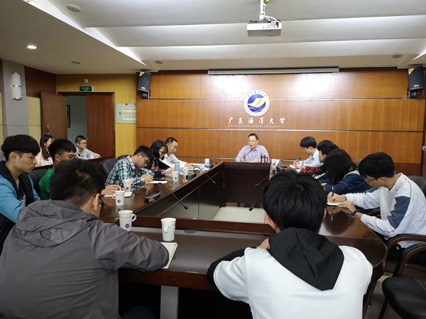 学校召开学生团支书、班长座谈会 缩.jpg