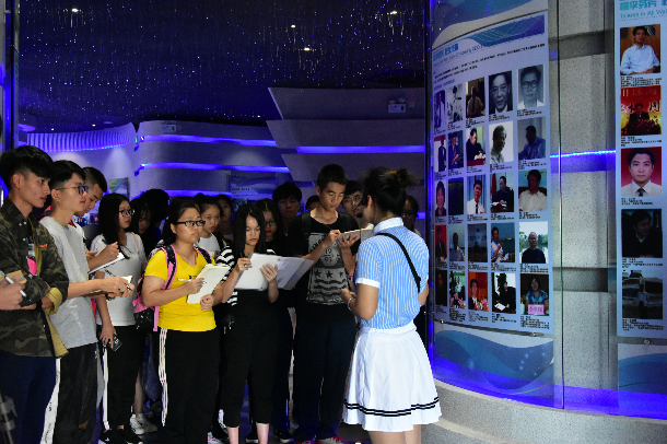 1544141436461042.jpg 参观者在认真听讲解校史.JPG