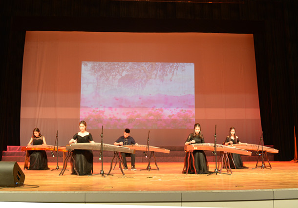 1491037075112093.jpg 古筝《山丹丹花开红艳艳》.jpg