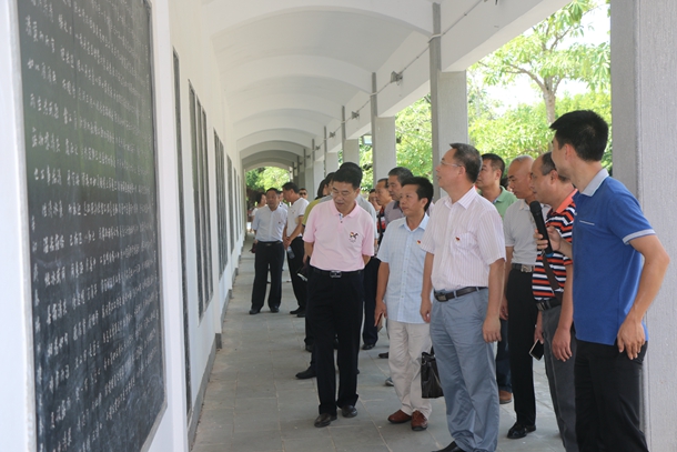 1505978880109786.jpg 参观陈瑸诗廊.jpg