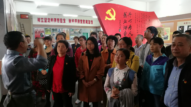 1543200184312324.jpg 参观黄学增故乡讲解.jpg