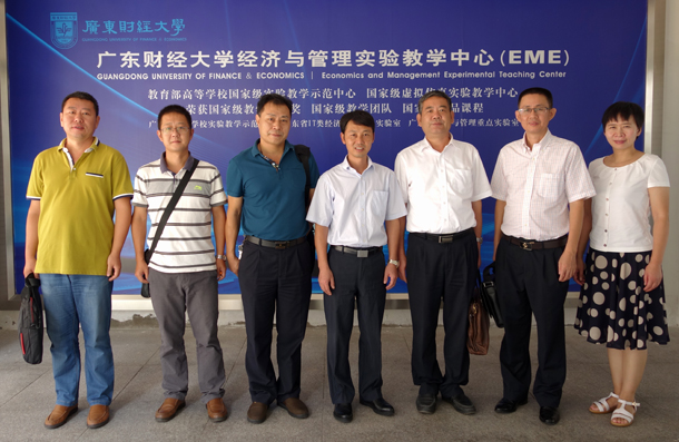 参观广东财经大学院实验教学中心.JPG