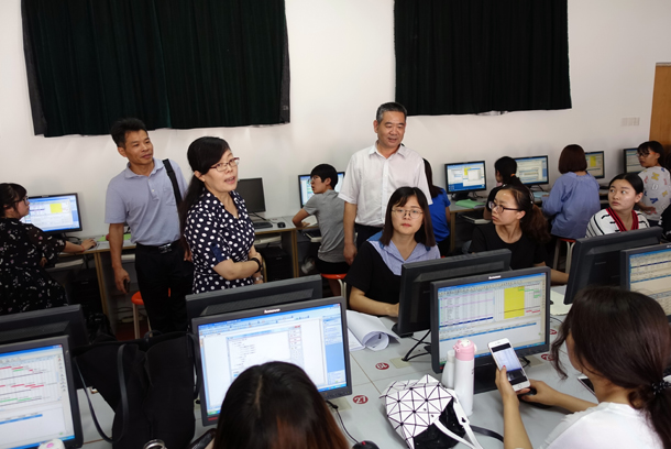 复件 3、参观青岛科技大学经管学院实验教学.JPG