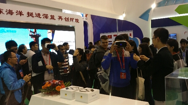 1480064636168168.jpg 展区观众络绎不绝.jpg