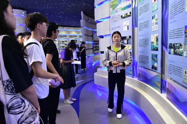 1544141463471628.jpg 讲解员在讲解1.JPG