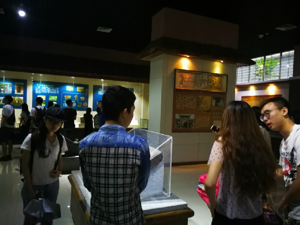 1525669864106546.jpg 同学们参观雷州市博物馆.jpg