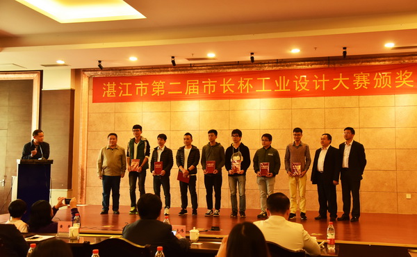 1480574795100530.jpg 王贵院长与欧卫军副书记为获奖学生颁奖奖.jpg