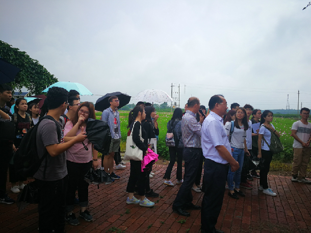 1525669743536003.jpg 同学们参观客路镇绿富种养农民专业合作社.jpg