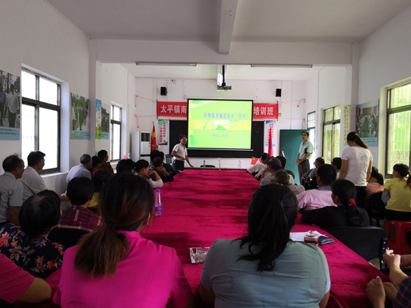 1541078325124783.jpg 郭荣发在给参加培训班的农民讲授高效施肥技术.jpg