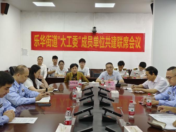 说明: 与会成员讨论发言1 说明: 与会成员讨论发言1