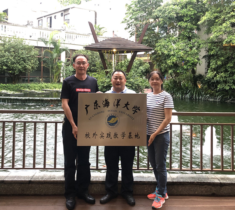 1562827944512250.jpg 孙长军院长(左)向广州海生沅生物科技有限公司总经理高亮(中)授牌_副本.jpg